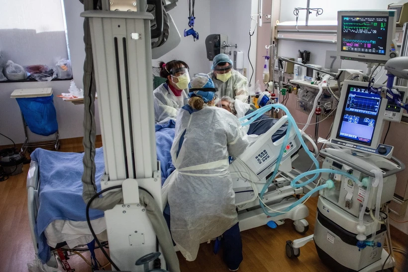 Mỹ: Số ca mắc cúm và COVID-19 tăng cao, nhiều bệnh viện yêu cầu đeo khẩu trang